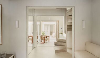 Una casa minimalista que usa los tonos suaves y el acero inoxidable