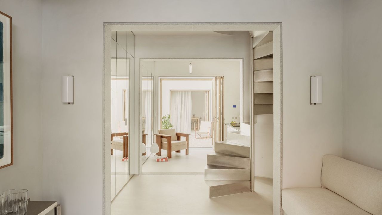 Una casa minimalista que usa los tonos suaves y el acero inoxidable