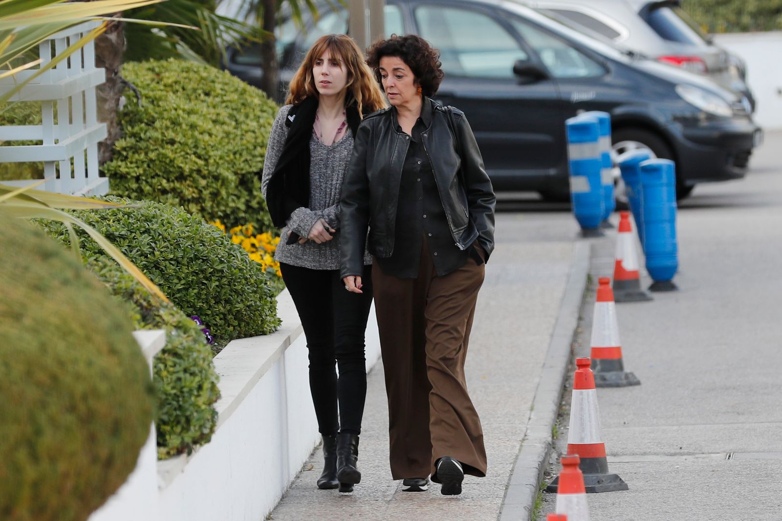 Carmela junto a su madre Isabel Oliart.