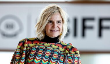 Eugenia Martínez de Irujo con abrigo de terciopelo de invierno y sandalias de fiesta