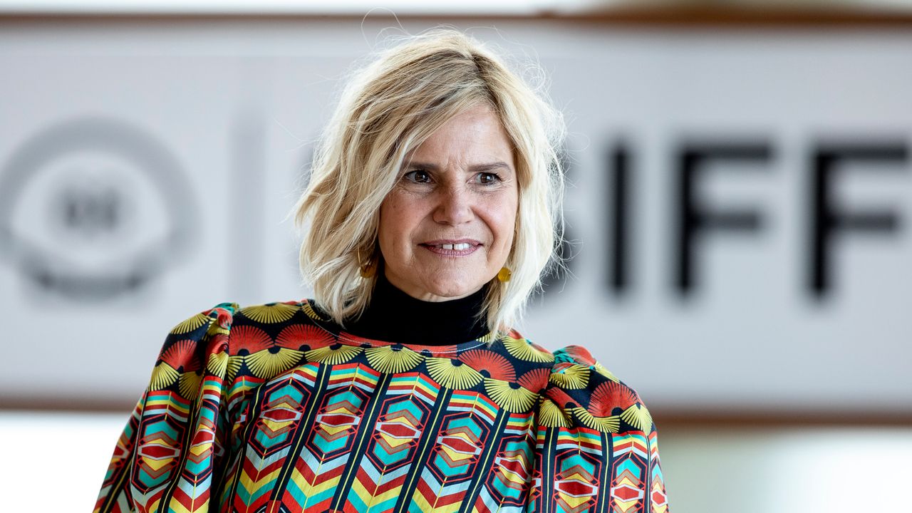 Eugenia Martínez de Irujo con abrigo de terciopelo de invierno y sandalias de fiesta