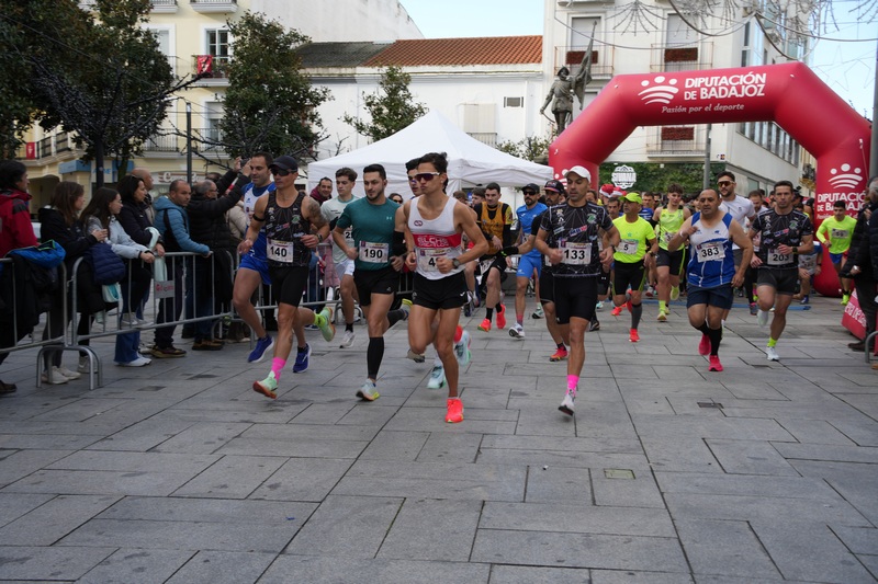 Alrededor de 800 personas participan en la décimo cuarta edición de la Carrera Solidaria de Navidad