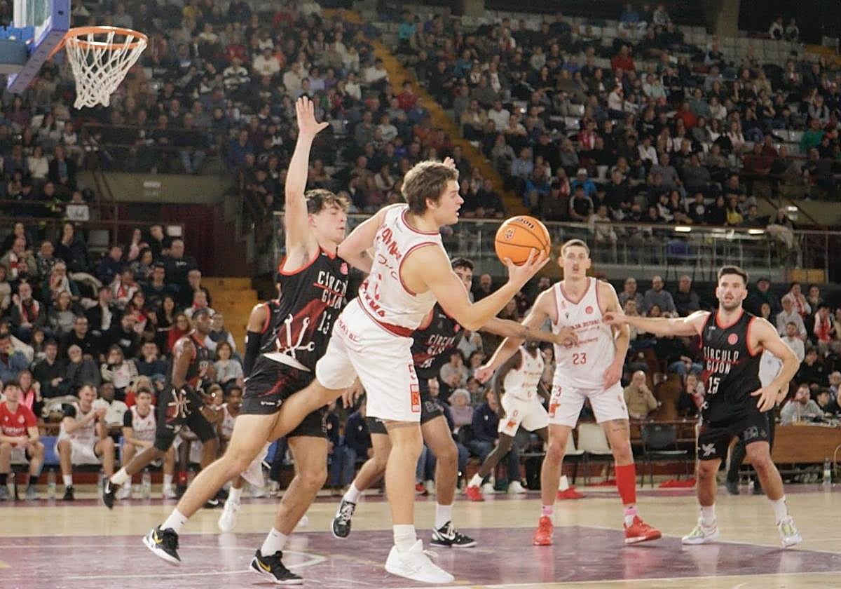 Jaime Llamas y un excelso Hayman evitan un nuevo desplome de la Cultural