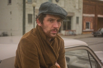 Josh O'Connor en una escena