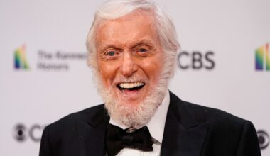 Dick Van Dyke, a punto de cumplir 100 años, recuerda su vínculo con Walt Disney: “Soy la última persona viva que lo conoció, era como un gran niño”