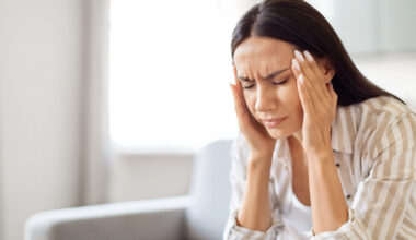 La migraña triplica su impacto en mujeres desde la primera menstruación