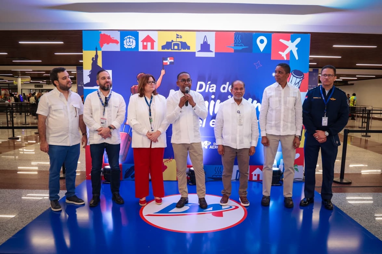 Departamento Aeroportuario recibe a la diáspora dominicana a ritmo de “Volvió Juanita” en el Aeropuerto las Américas