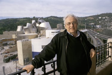 En España el nombre de Frank Gehry, va inherente a uno de sus edificios más emblemáticos,  el Museo Guggenheim de Bilbao. En la imagen, el arquitecto posa con el edificio al fondo.