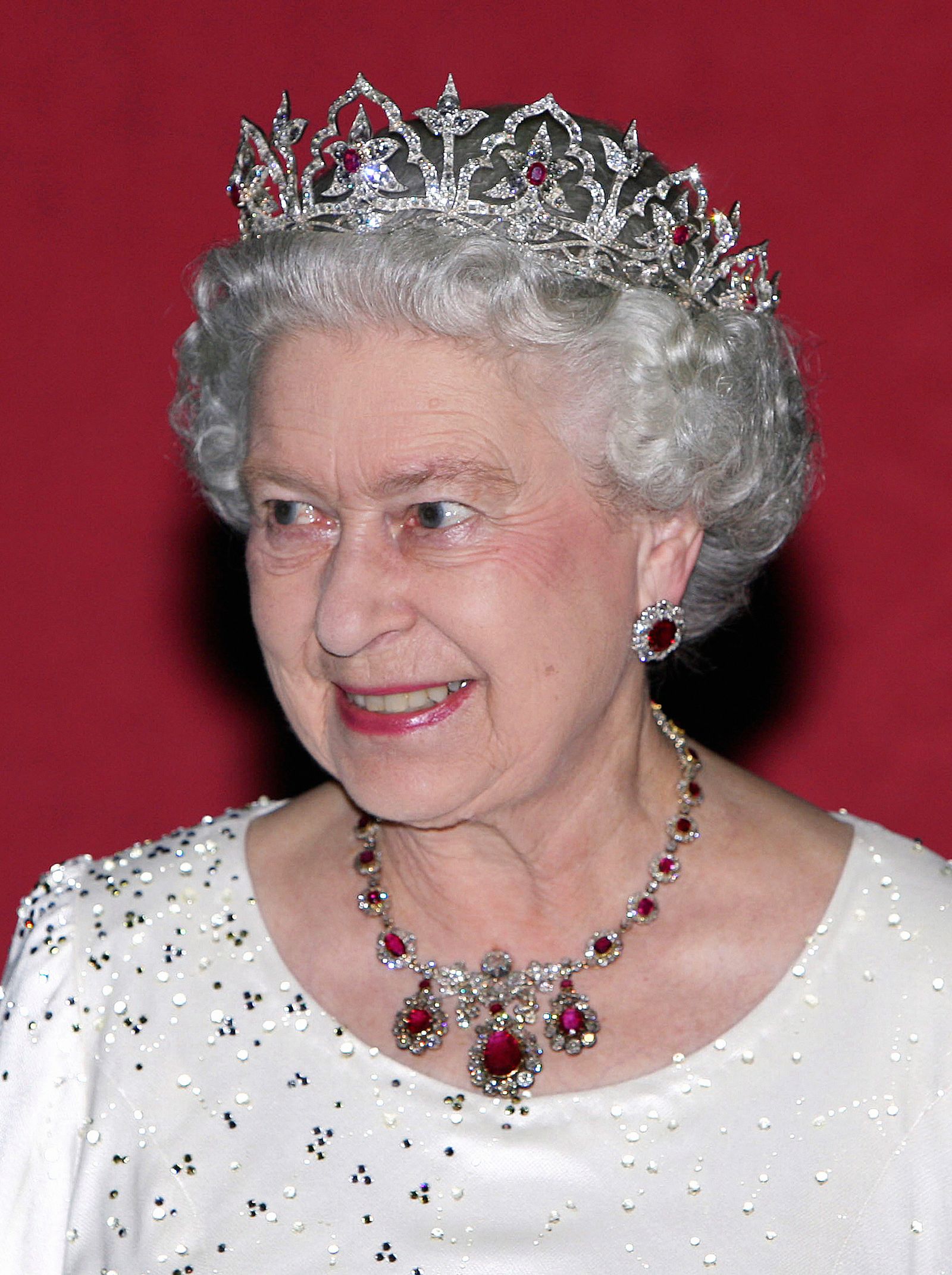 Isabel II luciendo la tiara circular oriental 2005.