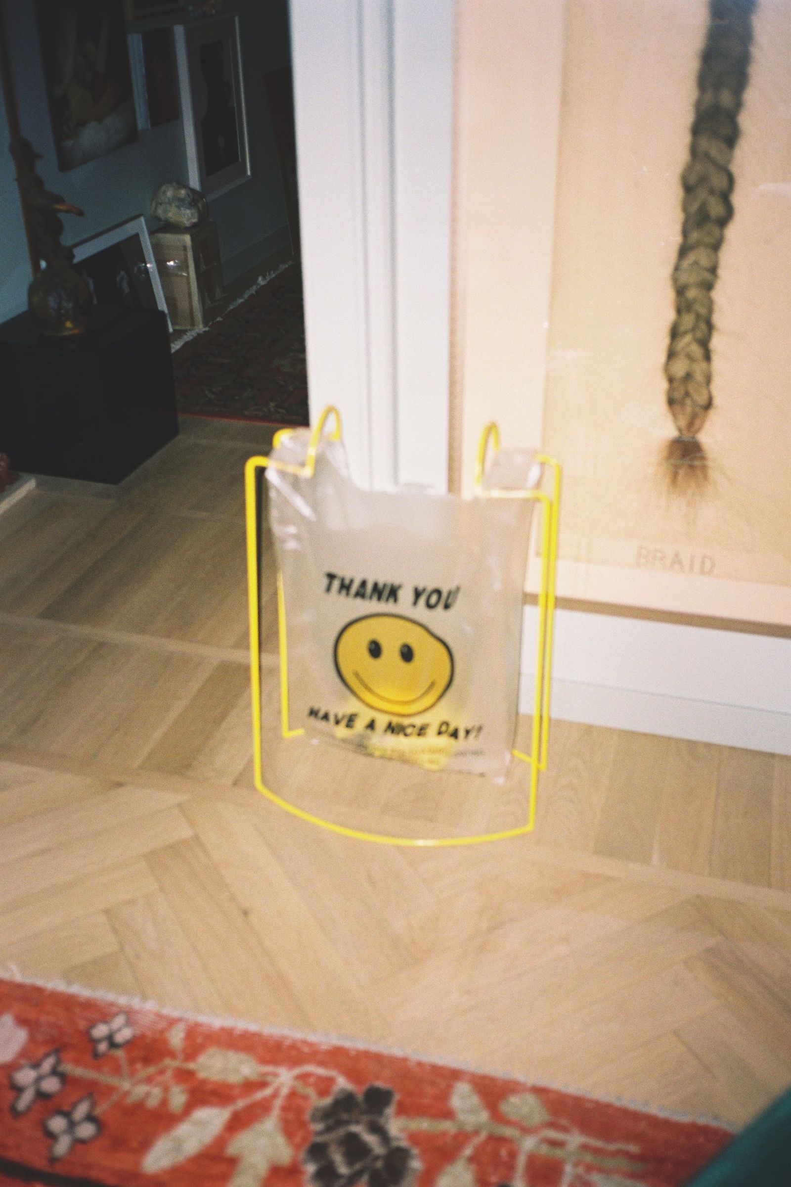 Estancia con papelera con emoji