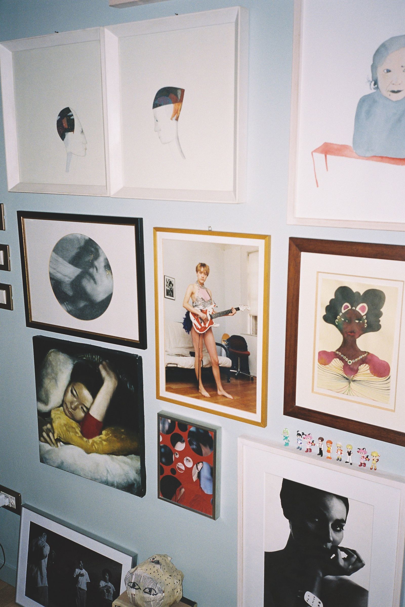 Pared llena de cuadros