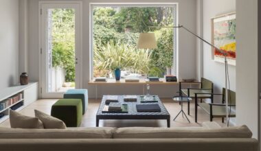 Roja por fuera y con una sorpresa inesperada por dentro: así es esta casa adosada en Milán con aires británicos y clásicos del diseño italiano