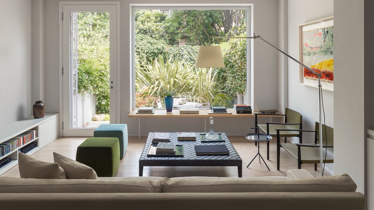 Roja por fuera y con una sorpresa inesperada por dentro: así es esta casa adosada en Milán con aires británicos y clásicos del diseño italiano