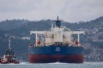 El petrolero Kairos, con bandera