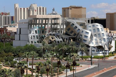 La otra es un pabellón de eventos curvilíneo y radical, cubierto por 18.000 tejas de acero inoxidable que parecen derretirse y levitar. Ambas partes están unidas por un atrio cubierto, creando un espacio lumínico que busca un ambiente sanador, rompiendo con la estética clínica tradicional. La construcción, financiada para apoyar la investigación de enfermedades cerebrales, se ha convertido en un ícono de Las Vegas.  