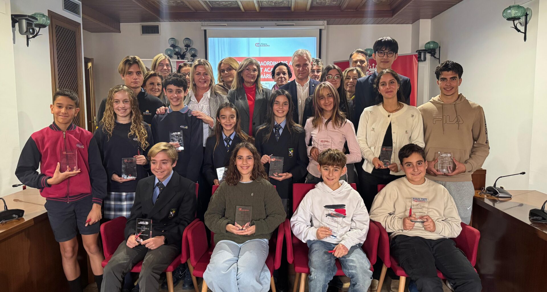 16 estudiantes elianeros galardonados por su excelencia académica