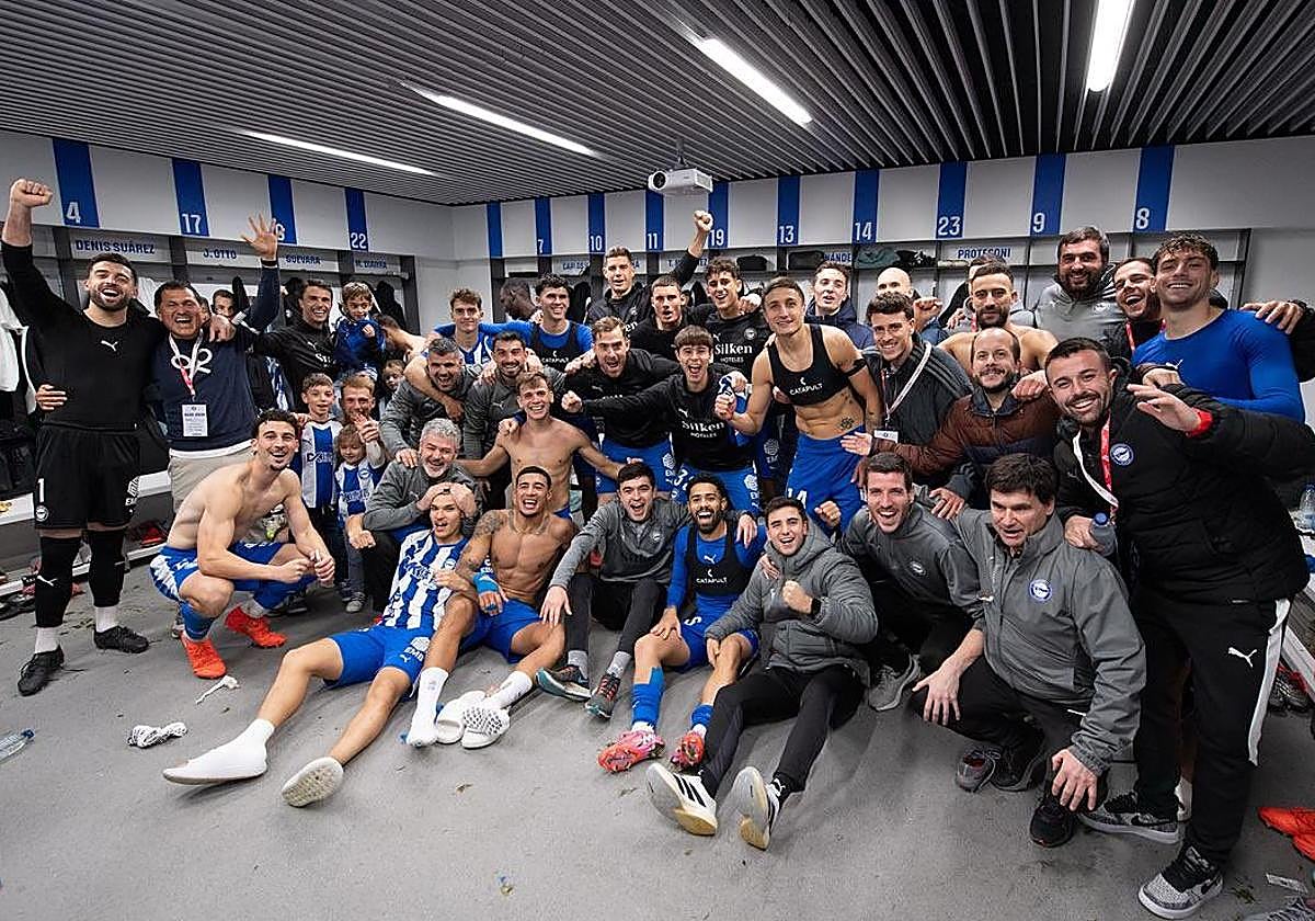 El vestuario del Alavés toma un «soplo de aire fresco» cuando la presión apretaba