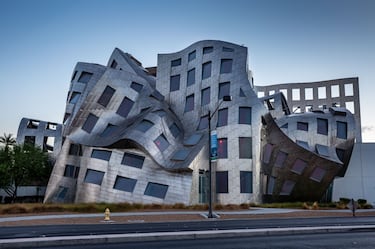 Ubicado en Las Vegas, Nevada, fue diseñado por Frank Gehry con una dualidad simbólica que alude a la función lógica y creativa del cerebro. El complejo se divide en dos secciones principales: una parte es un bloque médico de cuatro pisos de formas ortogonales y sobrias, revestido de estuco blanco. 