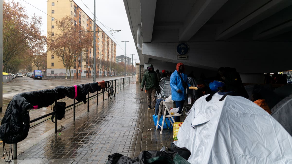 La Fiscalía exige al Ayuntamiento de Badalona que aclare si ha ofrecido la "atención adecuada" a los migrantes desalojados de un antiguo instituto | Sociedad