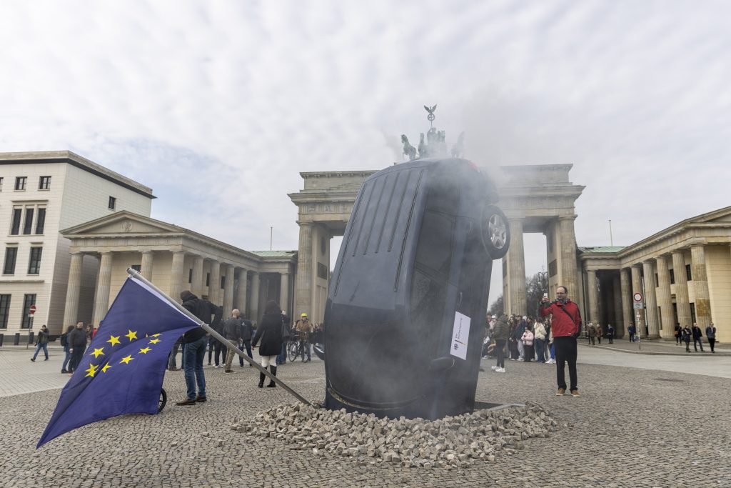 Activistas de Greenpeace protestan en Berlín, el 22 de marzo de 2023, contra los coches de combustión.