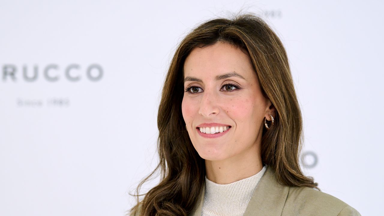 El traje de Ana Boyer es la confirmación última del color más festivo y elegante de la temporada