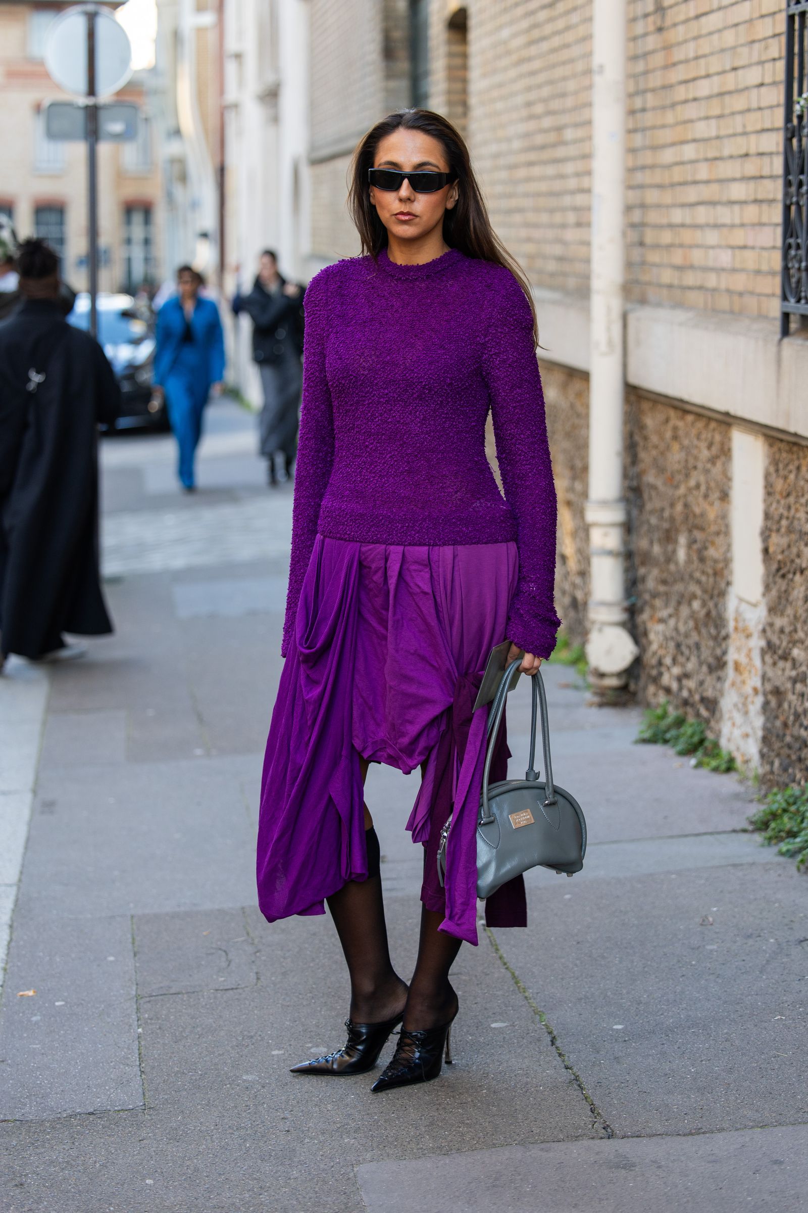 Olvídate de las botas y de las bailarinas los mules son los zapatos perfectos para estas fechas