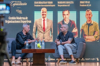 Verón junto a Jorge Vivas,