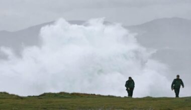 Mueren tres personas por un golpe de mar en Tenerife | Sociedad