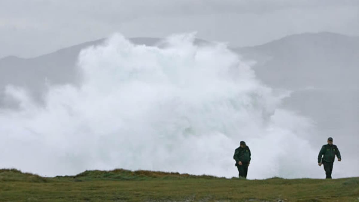 Mueren tres personas por un golpe de mar en Tenerife | Sociedad