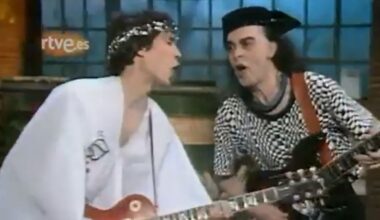 Robe Iniesta y Gonzalo Muñoz Hinojal 'Salo', en una actuación del programa Pícnic (TVE), en 1990.