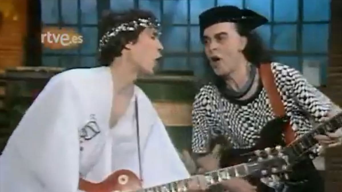 Robe Iniesta y Gonzalo Muñoz Hinojal 'Salo', en una actuación del programa Pícnic (TVE), en 1990.