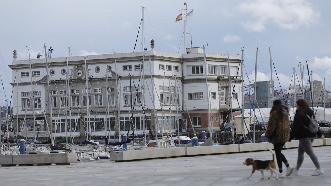 Agrasar y Antonio Río documentan las 53 piezas arquitectónicas del puerto - La Voz de Galicia