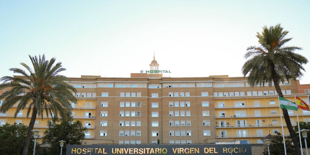 Un hombre irrumpe en el Virgen del Rocío amenazando con un cuchillo y vierte gasolina junto a unas trabajadoras