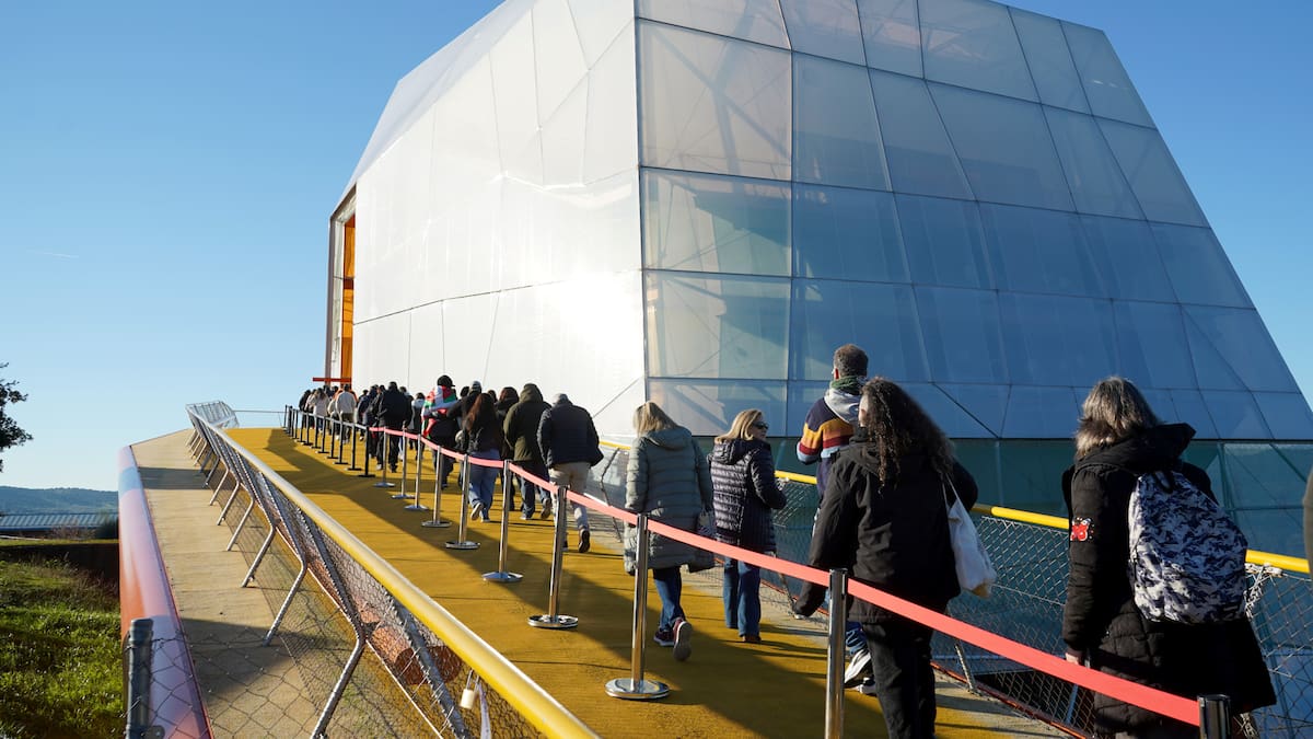 Vuela alto 'hombre pájaro': España se despide del mítico Robe Iniesta | Música