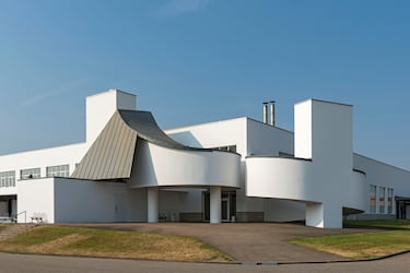 El Vitra Design Museum, terminado en 1989 en Weil am Rhein, Alemania, es a menudo considerado la primera obra europea importante de Frank Gehry y una de las piezas que lo catapultó al estrellato global. El museo, diseñado para albergar la colección de mobiliario de la empresa Vitra, es un conjunto de volúmenes blancos y contorsionados que interactúan dinámicamente. A diferencia de sus obras posteriores de metal, Gehry utilizó aquí un revoco blanco liso para cubrir las formas angulares y las superficies inclinadas. Aunque pequeño, el edificio encapsula perfectamente los principios del deconstructivismo, con rampas y escaleras que atraviesan los espacios de exhibición. Este proyecto fue crucial porque marcó la transición de Gehry de la arquitectura residencial a los grandes encargos culturales, sentando las bases de su estilo icónico.