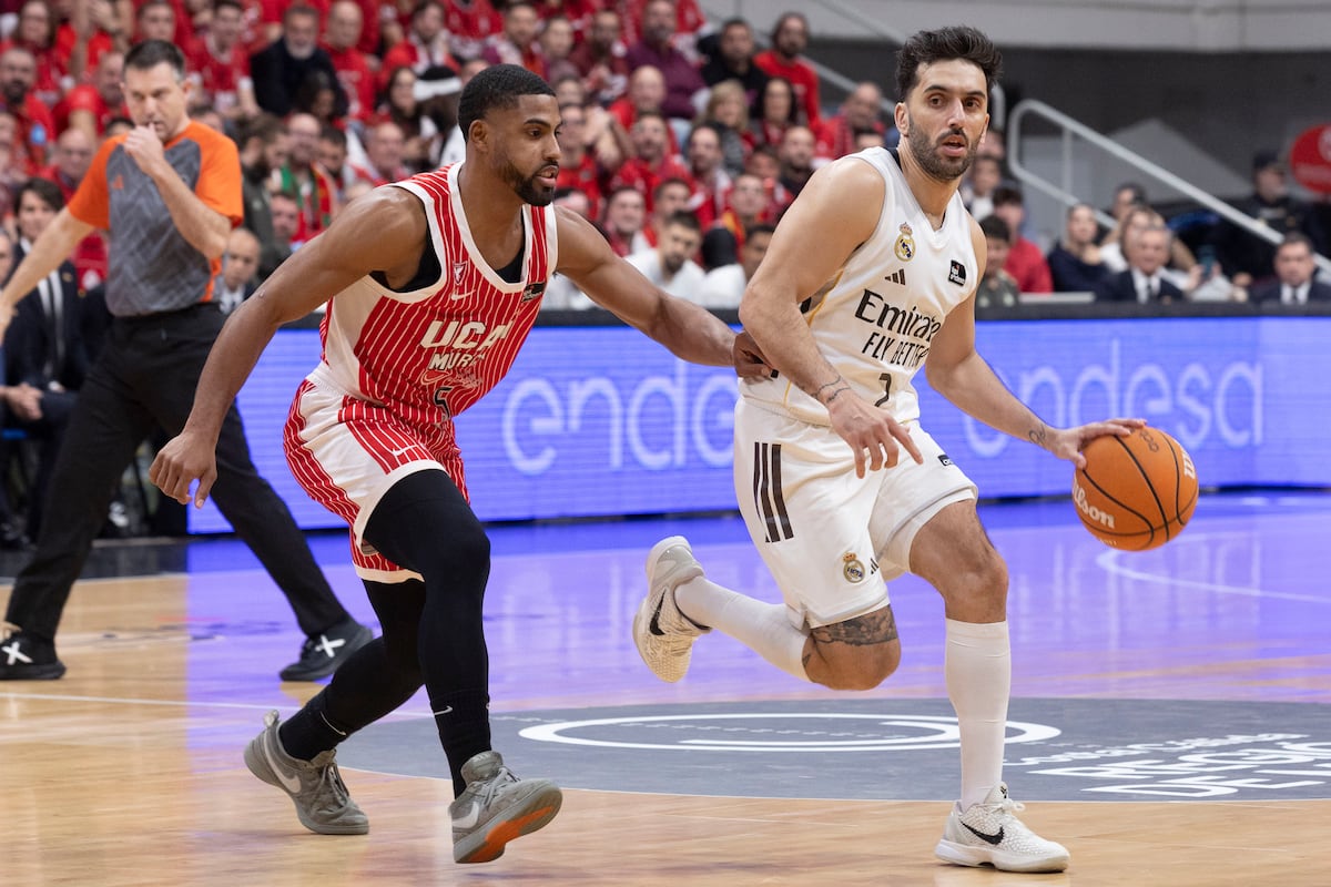 Campazzo controla el balón ante la presión de DeJulius.