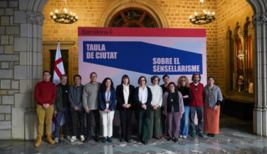 Fotografia de grup de la creació de la Taula de ciutat per a l'abordatge del sensellarisme.