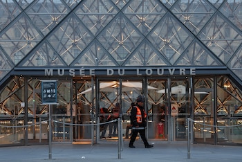 El Louvre planea instalar cien