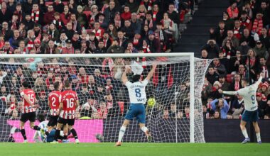 Los jugadores del Espanyol celebran el segundo gol en San Mamés.