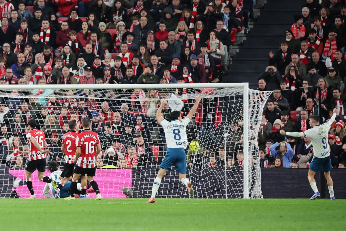 Los jugadores del Espanyol celebran el segundo gol en San Mamés.