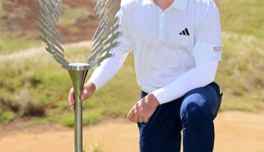 Jayden Schaper posa con el trofeo de ganador del AfrAsia Bank Mauritius Open. © DP World Tour