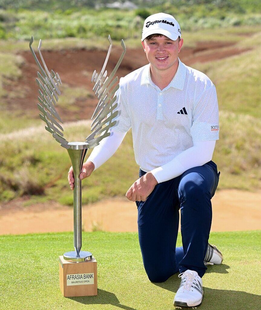 Jayden Schaper posa con el trofeo de ganador del AfrAsia Bank Mauritius Open. © DP World Tour