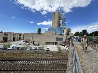 Su diseño deconstructivista, icónico de Gehry, se inspira en elementos locales: la base circular imita el anfiteatro romano de Arlés, mientras que la fachada de más de 11.000 paneles de acero inoxidable busca reflejar la luz de la Provenza, aludiendo también a la obra La noche estrellada de Van Gogh. La torre se alza sobre un antiguo terreno industrial y se complementa con un atrio de vidrio y acero, consolidando un nuevo hito arquitectónico que fusiona arte, ingeniería y el patrimonio histórico de la región.