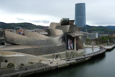 La misión de la construcción de este museo también fue la limpieza de cara de la ciudad de forma que Bilbao pasó a ser interés cultural para toda la nación e incluso para el extranjero y sobre todo podemos ver como de eficaz fue su propaganda a través del internet teniendo un museo muy contemporáneo y moderno.