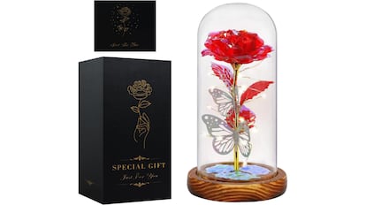 Esta rosa eterna tiene una base de madera.