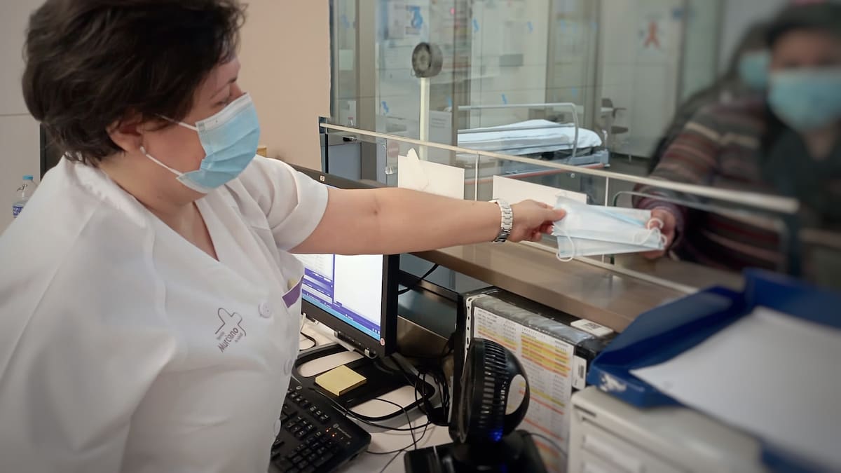 Salud aconseja el uso de mascarilla en centros de salud y hospitales ante el repunte de la gripe en la Región | Sociedad