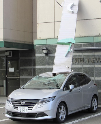 Un automóvil dañado por la