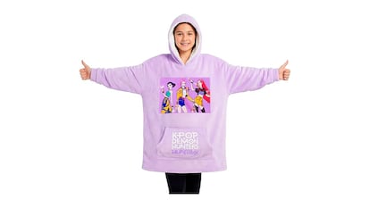 Regalos guerreras kpop sobre fondo blanco.