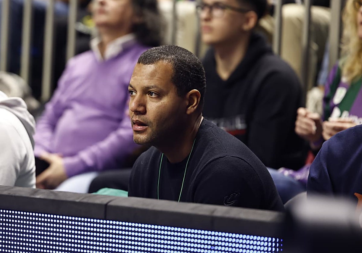 El presidente de los Cleveland Cavaliers, a pie de pista pendiente de Balcerowski y Ruzic