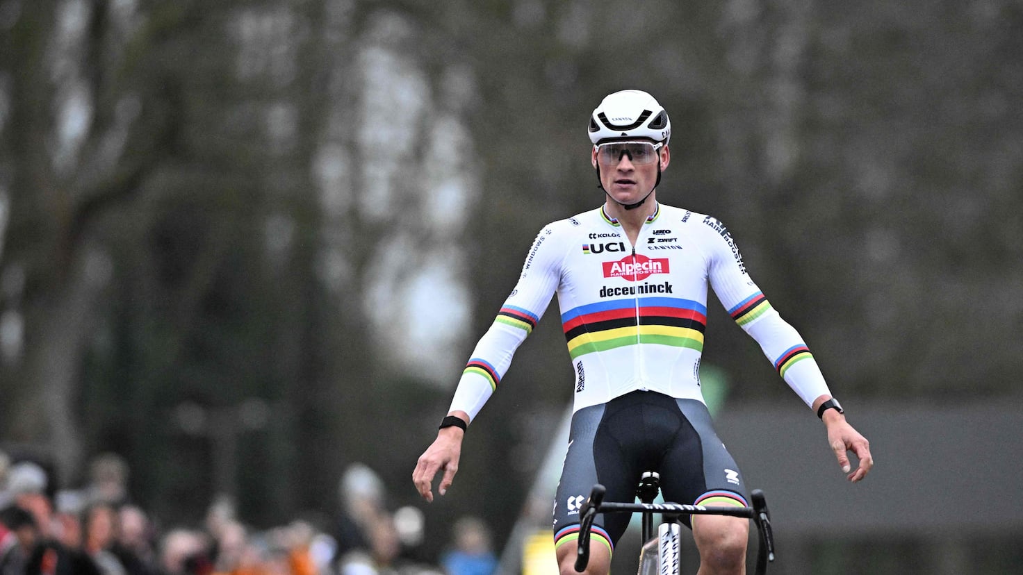 Van der Poel se impone a Van Aert en su primer pulso de la temporada